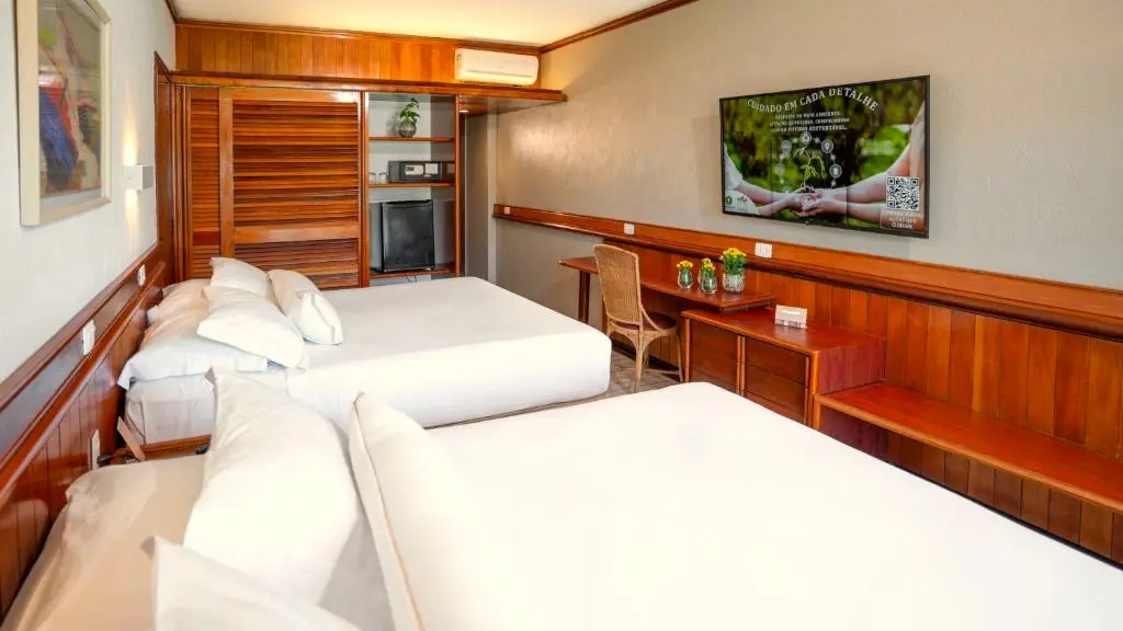 Apartamento Classic com camas de casal, TV na parede e bancada de madeira