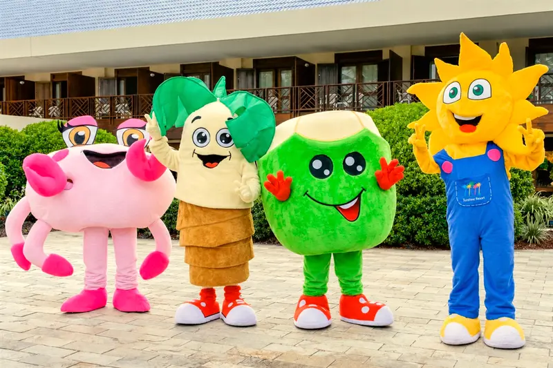 Mascotes da Turma do Summy reunidos diante dos apartamentos