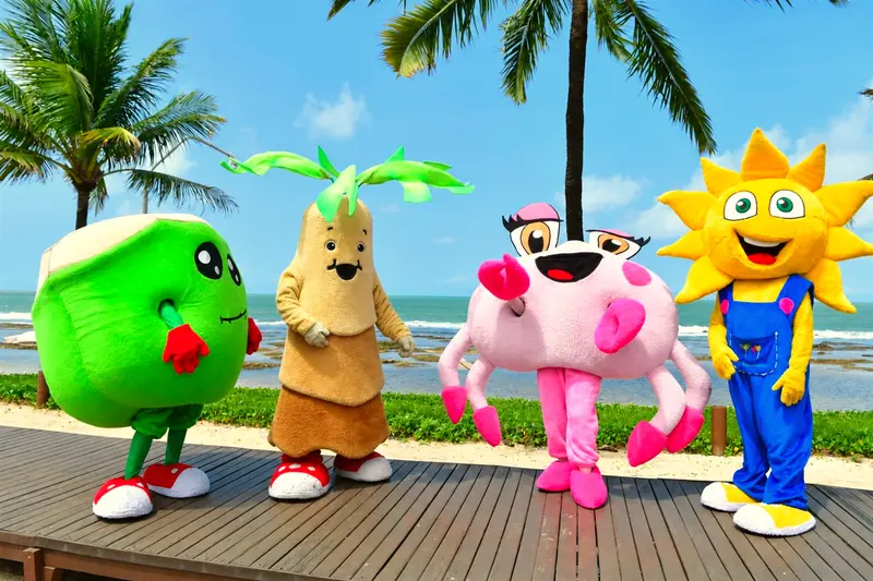 Mascotes da Turma do Summy no deque de frente para o mar