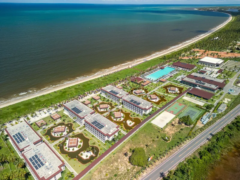 Vista aérea do Vila Galé Alagoas à beira-mar, com os prédios e as piscinas