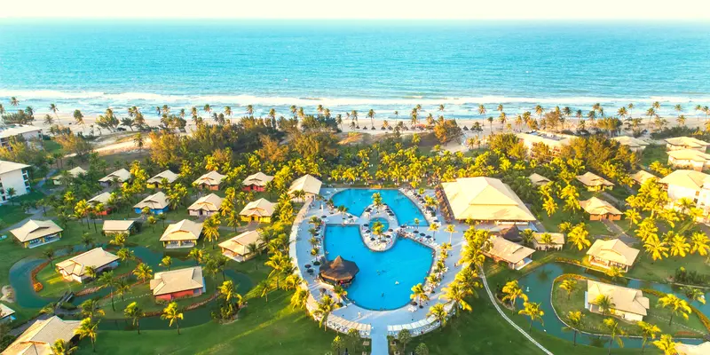 Vista aérea do Vila Galé Cumbuco, com os chalés, a piscina e o mar